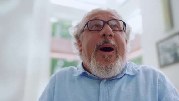 Emotionele senior man die thuis lacht. Close-up volwassen man met positieve emotie — Stockvideo