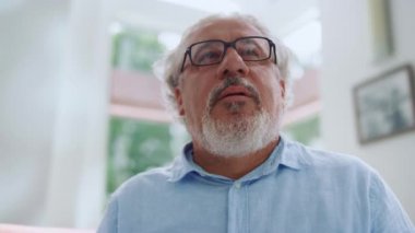 Evde kameraya poz veren olgun bir adam. Son sınıf öğrencisi çok şaşırdı.