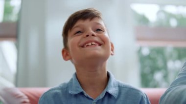 Çocuk video oyunu sırasında konuşuyor. Oyun alanı ile bilgisayar oyunu oynayan odaklanmış oyuncu