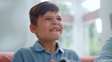 Video oyunu oynayan odaklanmış çocuk. Bilgisayar oyunu için joystick kullanan duygusal çocuk.