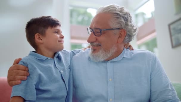 Heureux grand-père et petit-fils embrassant ensemble dans le salon — Video
