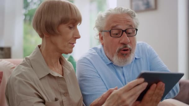 Homem olhando para tela tablet com mulher.Avós usando tablet para chamada de vídeo — Vídeo de Stock