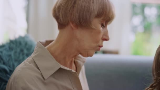 Mormor pratar med barnbarn hemma. Familjen umgås — Stockvideo