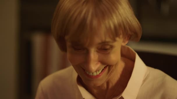 Femeia matură râzând de cameră. Doamnă zâmbitoare privind în jos — Videoclip de stoc