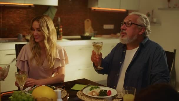 Réunion de famille pour les fêtes à la maison. Homme âgé portant un toast avec un verre de vin — Video