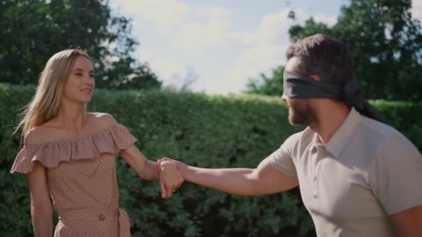 Lächelnder Mann in blinder Umarmung einer Frau im Hinterhof. Ehemann hält Ehefrau an Händen — Stockvideo