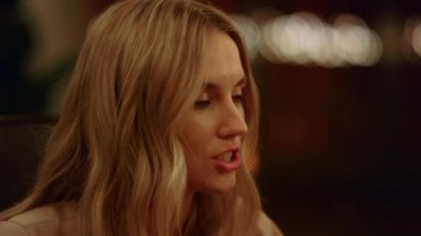 Arkadaşları için hikaye anlatan bir kadın. Yemekte tost yapan bir kadın.