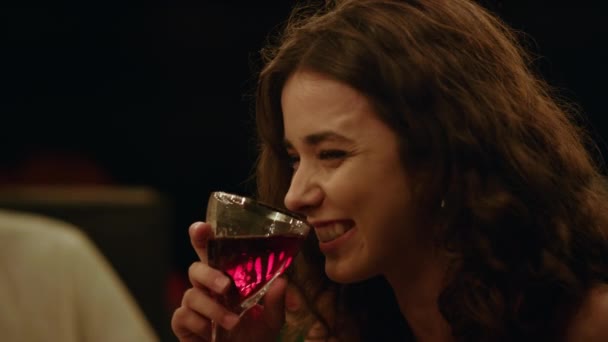 Frau mit einem Glas Wein. Lächelndes Mädchen gestikuliert mit der Hand — Stockvideo