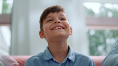 Çocuk video oyunu sırasında konuşuyor. Oyun alanı ile bilgisayar oyunu oynayan odaklanmış oyuncu