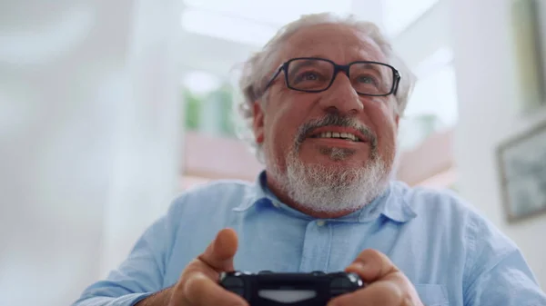 Idősebb ember videojátékozik. Idősebb férfi használ gamepad számítógépes játék — Stock Fotó