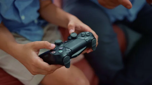 Fiú kezek játék gamepad. Férfi gyermek használ joystick számítógépes játék — Stock Fotó