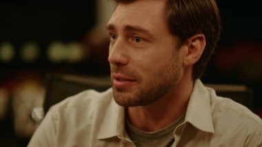 Yakışıklı bir adamın hikâyesi. Arkadaşlarıyla konuşan sakallı adamın portresi.