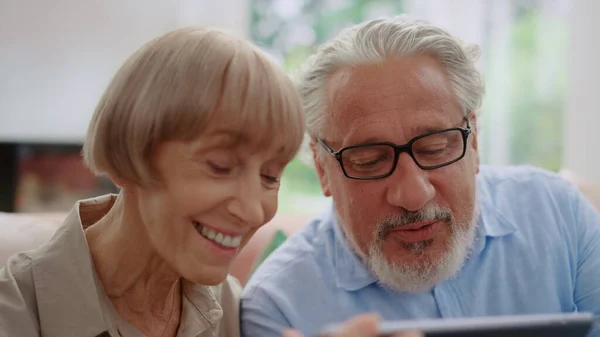 Smilende besteforeldre som snakker på nettet med barnebarn – stockfoto