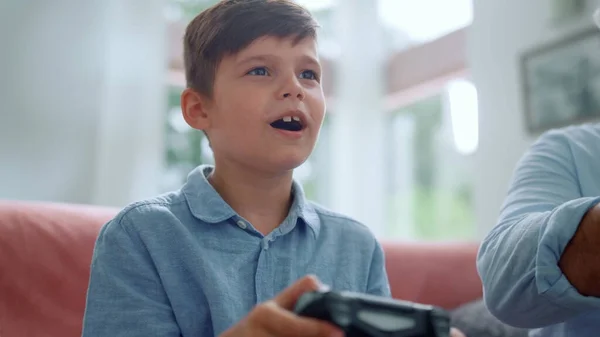 Junge mit Gamepad für Videospiel. Gamer-Talk bei Computerspiel-Wettbewerb — Stockfoto