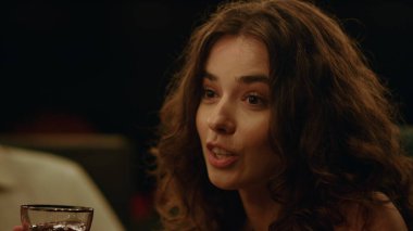 Çekici bir kadın hikâyesi. Olumlu kız arkadaşlarıyla konuşuyor.