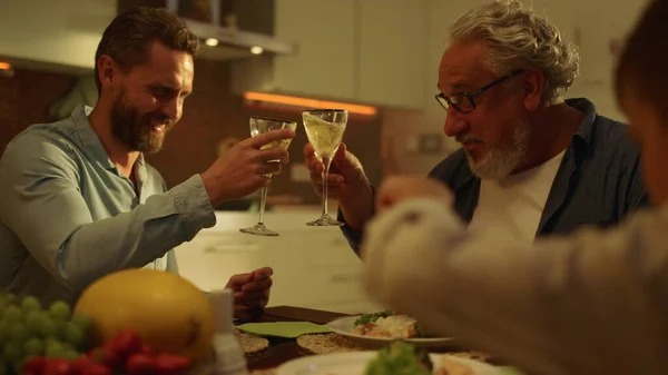 Abuelo mayor, hijo adulto y nieto cenando juntos en la cocina —  Fotos de Stock