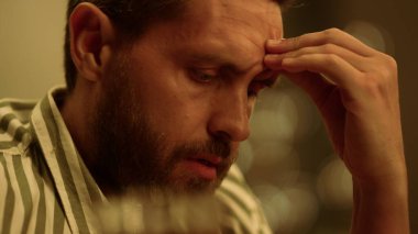 Üzgün adam el ele tutuşuyor. Yakın plan düşünceli adam derin derin nefes alıyor.