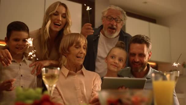 Keluarga positif menyanyikan lagu Natal selama obrolan video online di tablet — Stok Video
