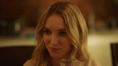 Kadın şenlik yemeği sırasında tost yapıyor. Çekici bayan ailesiyle konuşuyor.