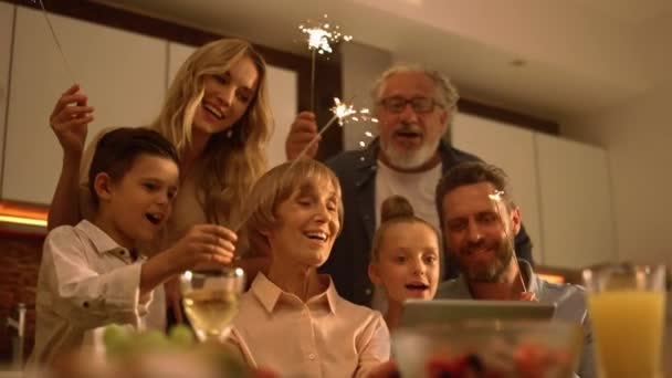 가족들, 온라인 영상 통화중 크리스마스 노래부르기 — 비디오