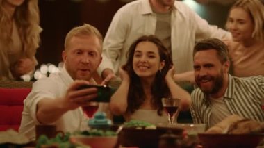 Akıllı telefondan selfie çeken arkadaşlar. Gençler birlikte eğleniyor.