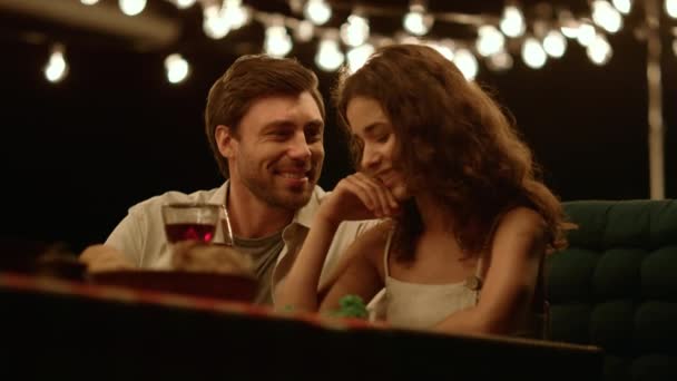 Mujer y hombre teniendo una cita romántica. Pareja feliz bebiendo vino tinto en la mesa — Vídeo de stock
