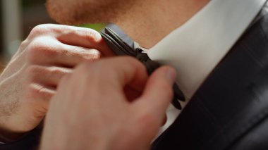 Tanımlanamayan bir adam dışarıda düğün hazırlığı yapıyor. Parkta duran beyefendi..