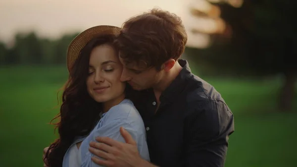 Pareja sensual expresando sentimientos al aire libre. Chica y chico pasando la fecha en el parque — Foto de Stock