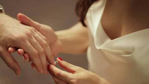 Main de mariée mettant bague sur doigt de marié sur mariage. Femme tenant la main de l'homme — Photo