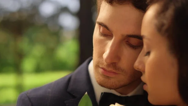 Novia y novio sinceros expresando ternura al aire libre. Pareja posando en el jardín — Foto de Stock