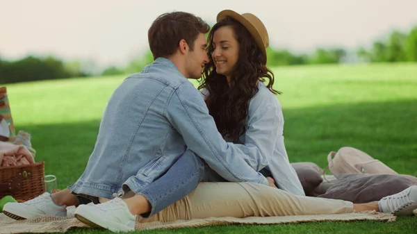 屋外に座って愛情のカップル。女の子と男は公園で時間を過ごす — ストック写真