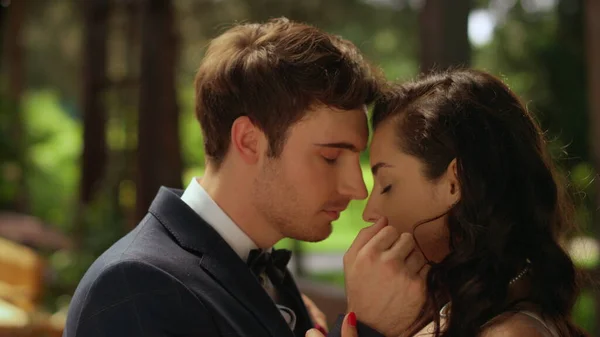 Homme et femme sensuels posant à l'extérieur. Couple câlin avec tendresse dans le parc — Photo