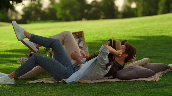 Chica soñadora y tipo mirando el cielo en el parque. Pareja cogida de la mano en el picnic — Foto de Stock