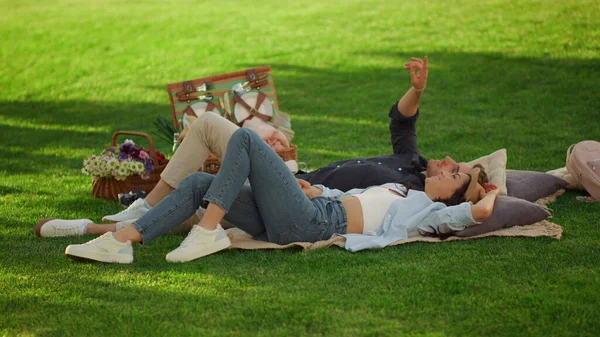 Cheerful couple staring at sky in park. Man showing woman something at sky — Stock Photo, Image