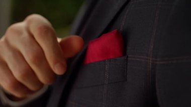 Erkek eli parkta daha iyi bir mendil alıyor. Adam açık hava etkinliğine hazırlanıyor.