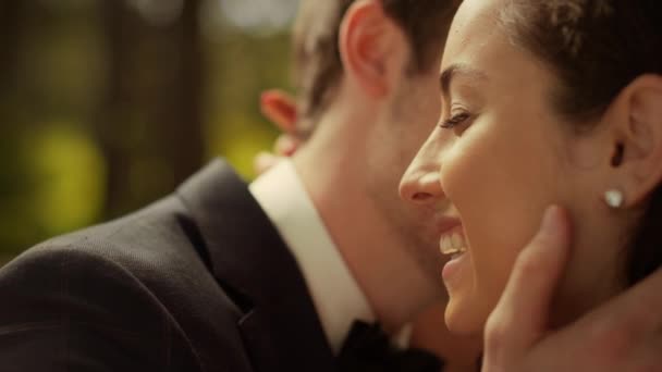 Radostný pár se venku směje. Nevěsta a ženich mluví o svatebním obřadu — Stock video