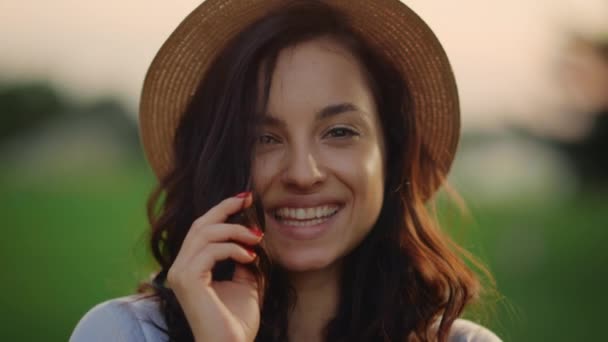 Retrato de senhora brincalhão sorrindo ao ar livre. Jovem mulher olhando câmera — Vídeo de Stock