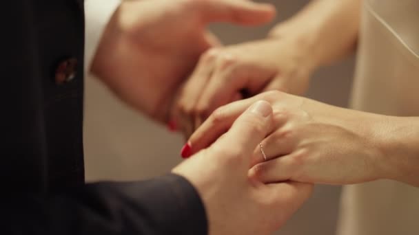 Fiatal férfi és nő fogják egymás kezét. Ismeretlen friss házaspár most házasodott össze. — Stock videók