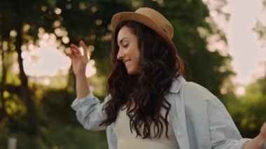 Yolda yürüyen çekici bir kadın. Mutlu esmer kız dışarıda dönüyor.