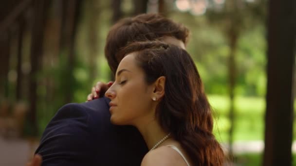 Pasangan yang suka menari di taman. Pengantin meletakkan kepala di bahu pengantin pria pada pernikahan — Stok Video