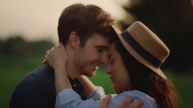 Romantik erkek ve kadın çayırda buluşuyorlar. Sahada dans eden çift