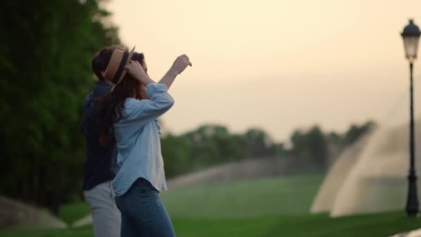 Positiva par som tillbringar tid tillsammans på promenad. Man och kvinna hoppar i parken — Stockvideo