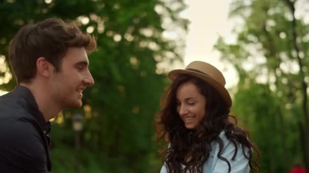 Pareja emocionada saltando en la carretera al aire libre. Chica y chico divirtiéndose en la naturaleza — Vídeos de Stock