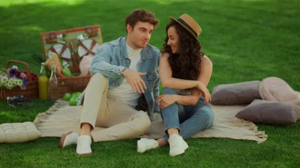 Tatlı çift piknikte konuşuyor. Sakin kız ve adam parkta konuşuyor. — Stok video
