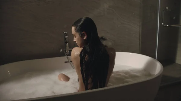 Mooie vrouw die doucht in de badkamer. Gepassioneerd meisje zitten in bad. — Stockfoto
