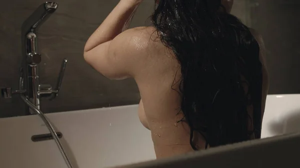 Sexy lichaam meisje wassen huid in bad. Naakte vrouw zit in bad. — Stockfoto