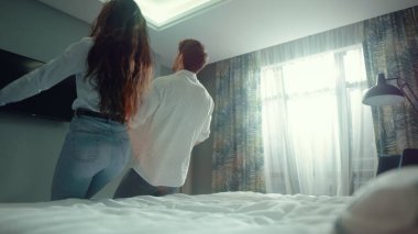 Otel odasına düşen güzel bir çift. Romantik çift balayının tadını çıkarıyor