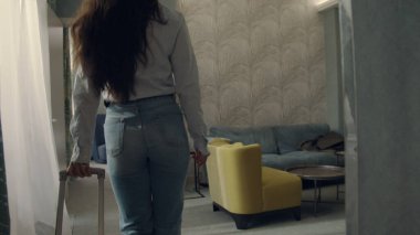 Tatlı bir kadın bavuluyla daireye giriyor. Yüksek topuklu kız otel yatağından düşüyor.
