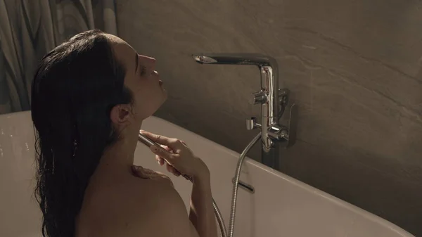 Perfect body girl enjoying shower in bathroom. Sweet woman relaxing in bathtub. — Stock Photo, Image