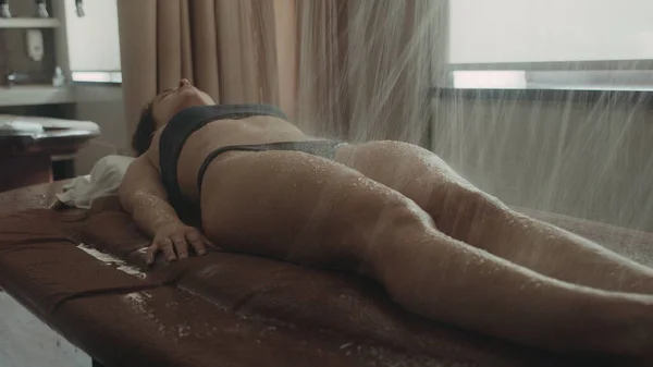 Natürliche Schönheit Frau ruht sich im Spa aus. Bikini-Mädchen heilt im Thermalbad. — Stockfoto